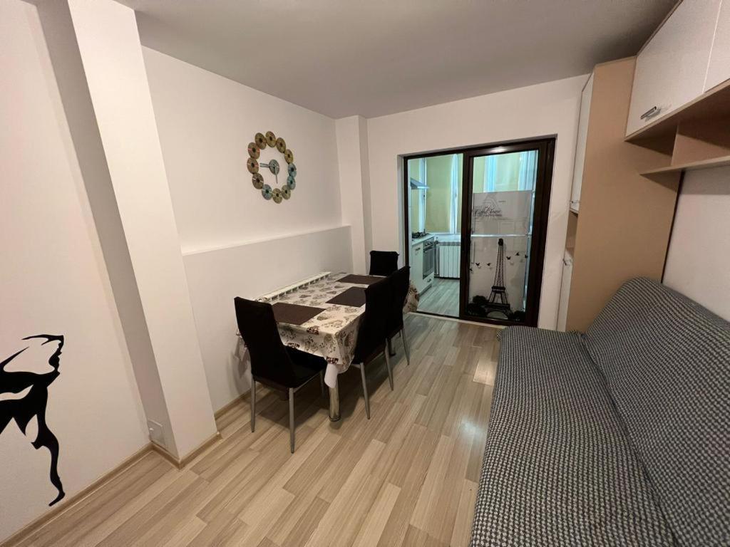 2 Bedrooms Apartment. Galaţi エクステリア 写真
